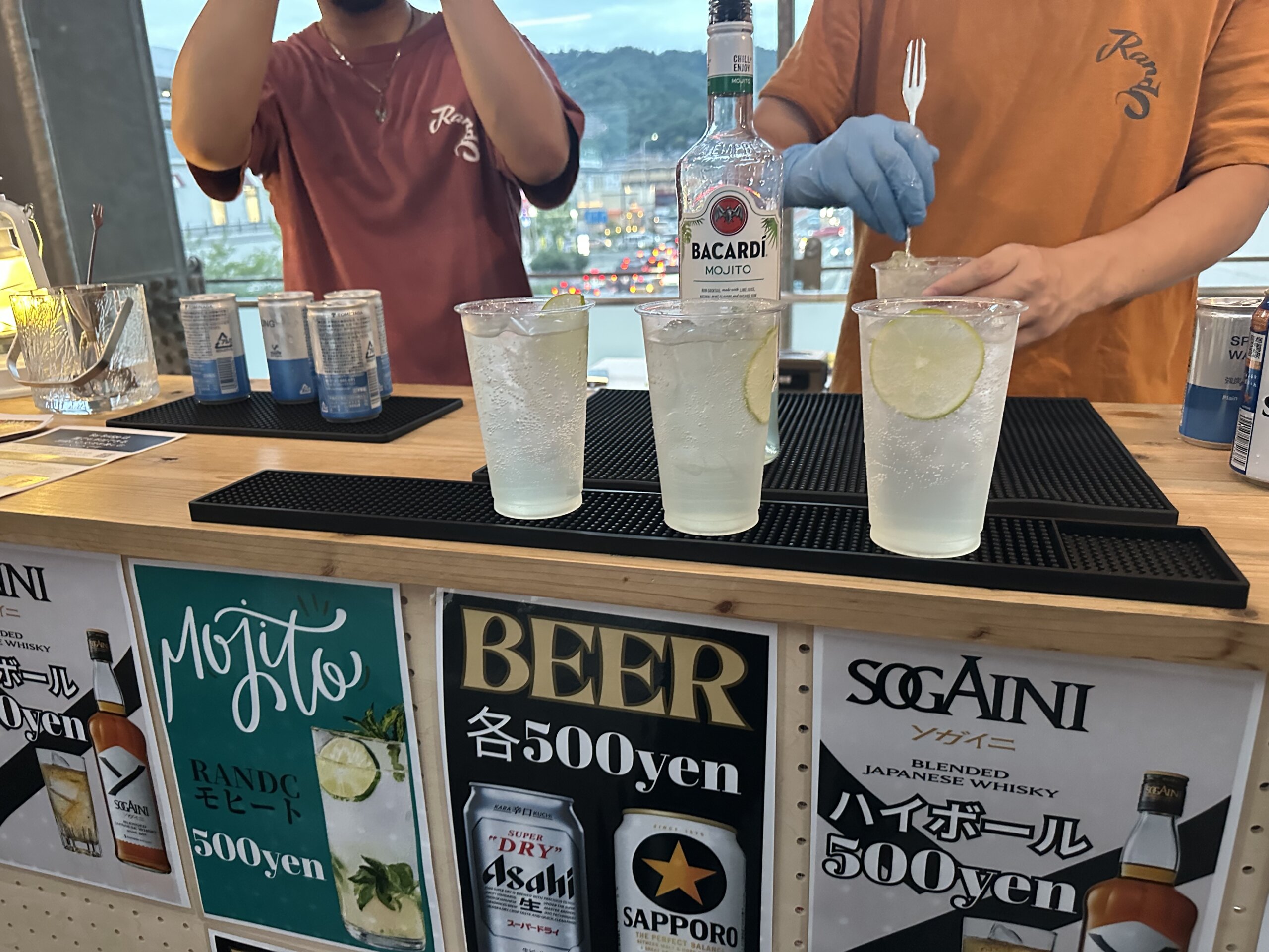 出店ブースでつくられたモヒートのグラス